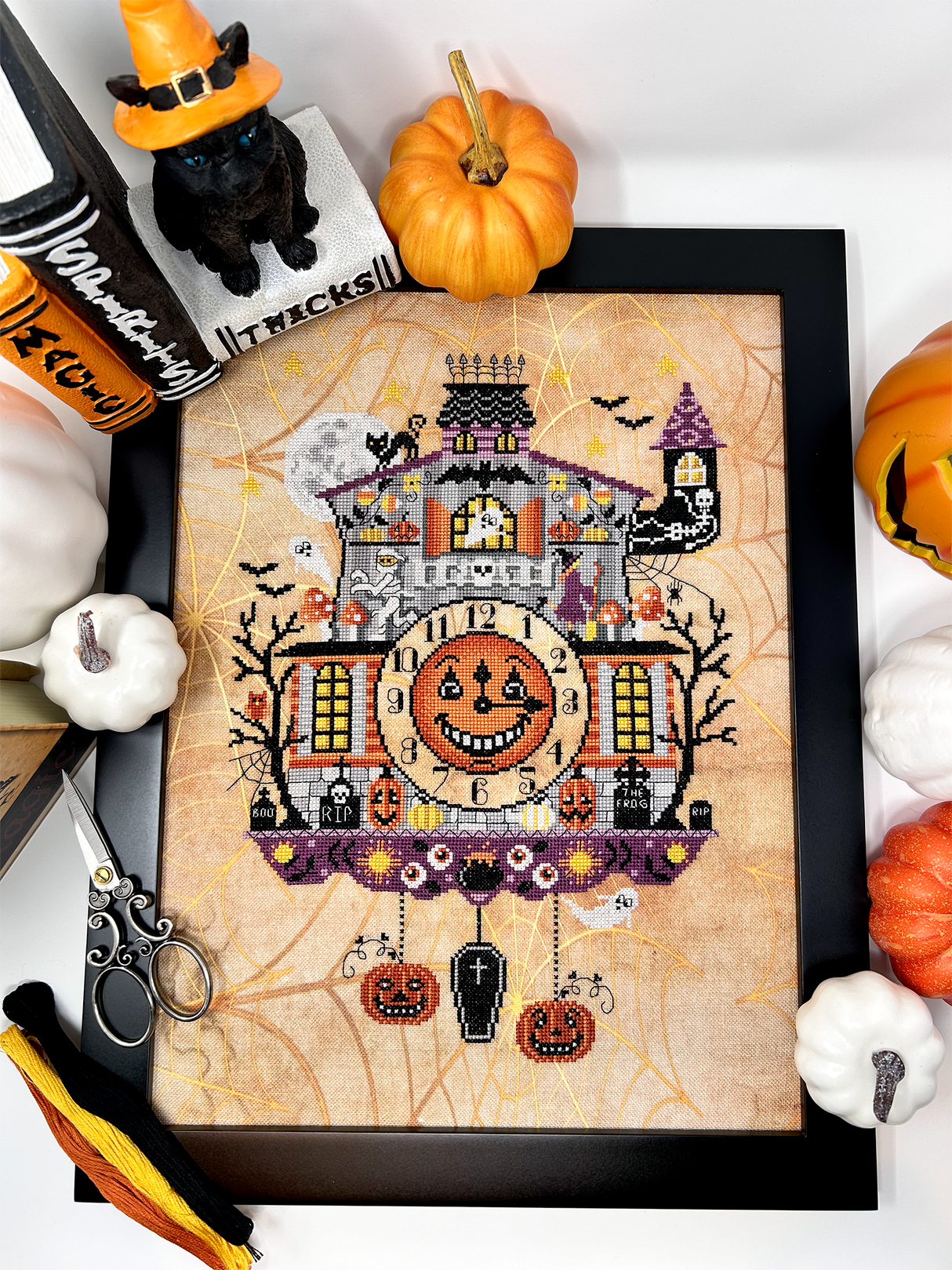 SAL Halloween 2024 : modèle de point de croix de l'horloge à coucou hantée