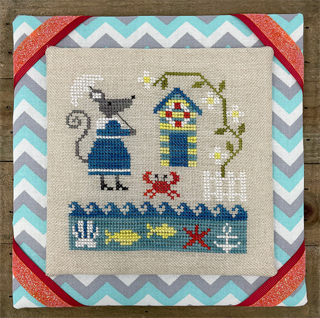 Mouse at beach with beach house and crab