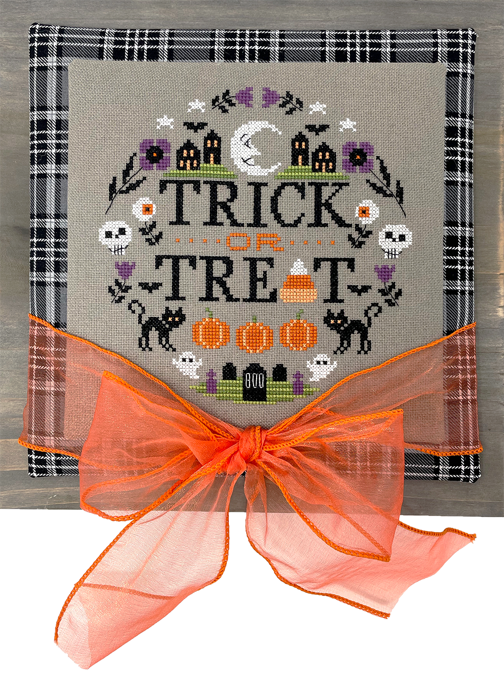 Halloween motifs with words trick or treat