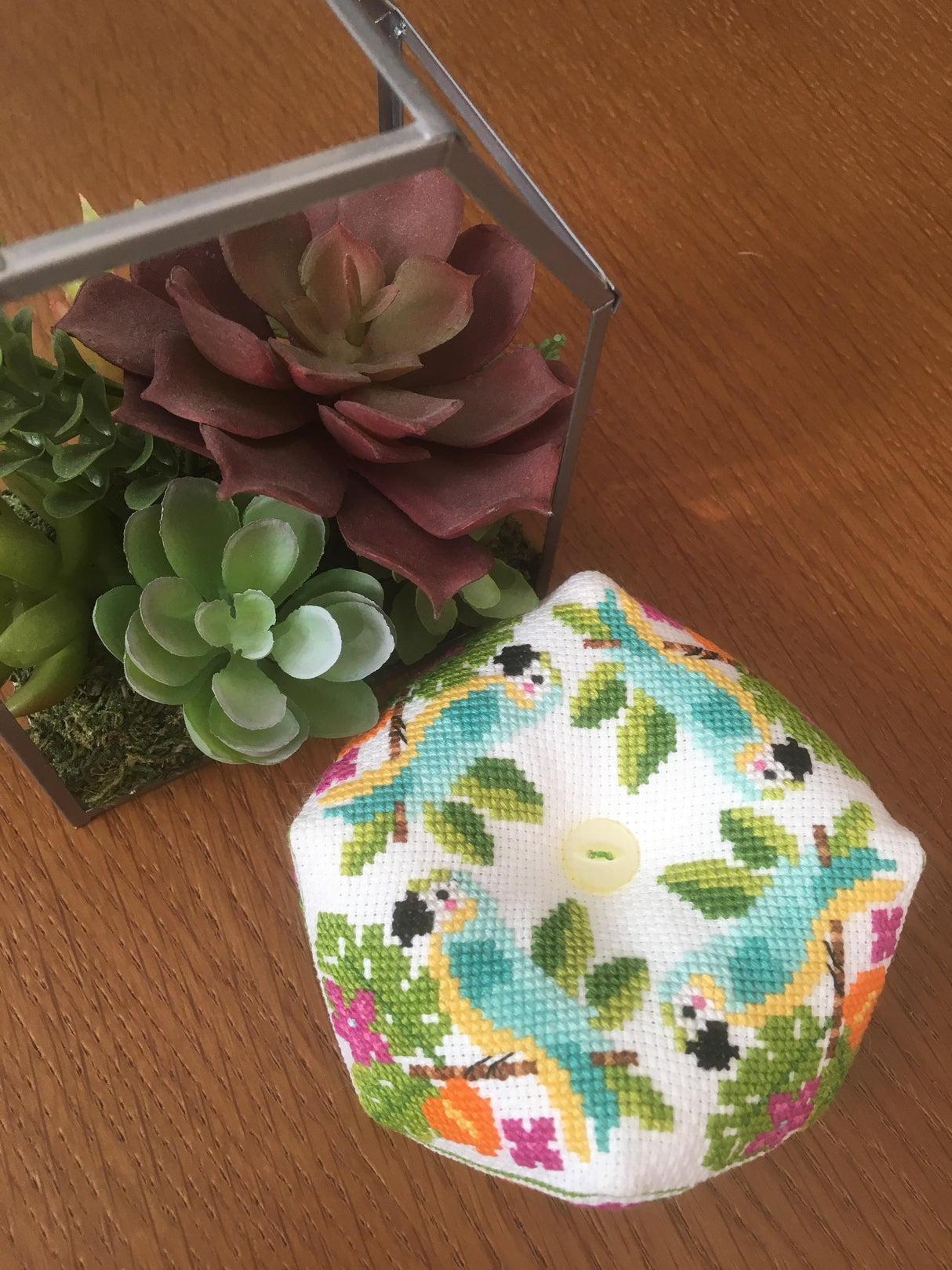 Juli Papagei Biscornu - Modernes Kreuzstichmuster