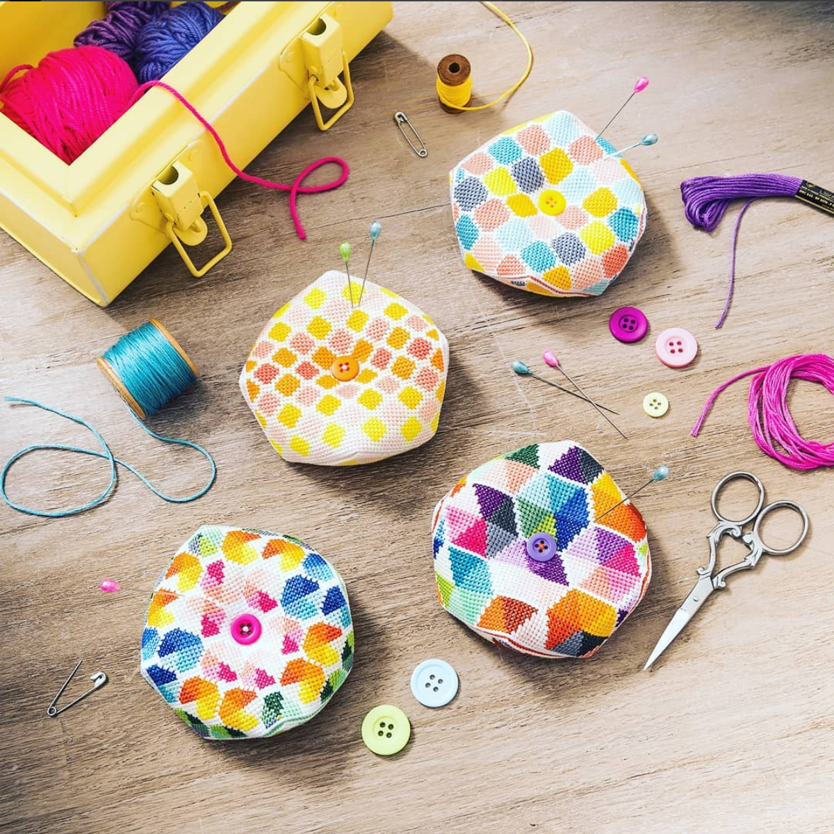 Moderner Kreuzstich - Kreuzstichmuster „Geo Biscornu Pin Cushions“